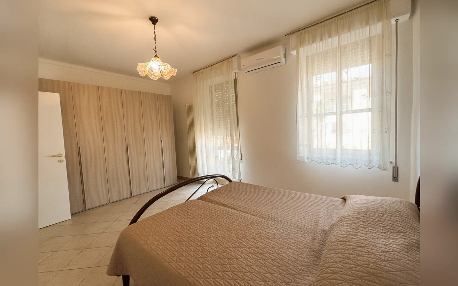 Camera con bagno privato — affittacamere vitruvio, Fano (foto 6)