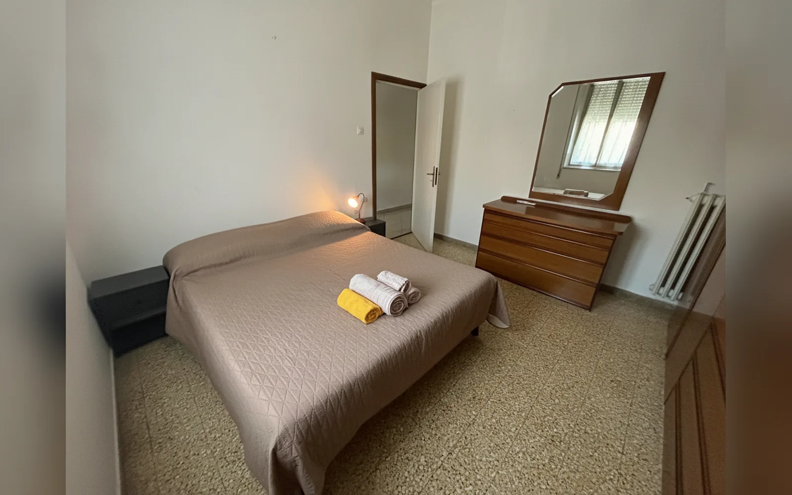 Camera con bagno privato — affittacamere vitruvio, Fano (foto 8)